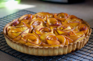 Esta es la receta perfecta para celebrar a mamá todo el mes: Tarta de rosas de manzana